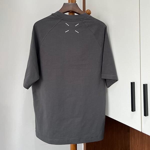 入手困難メゾンマルジェラ ナンバリングロゴマコ Tシャツ パチモン 2色 Mac77589